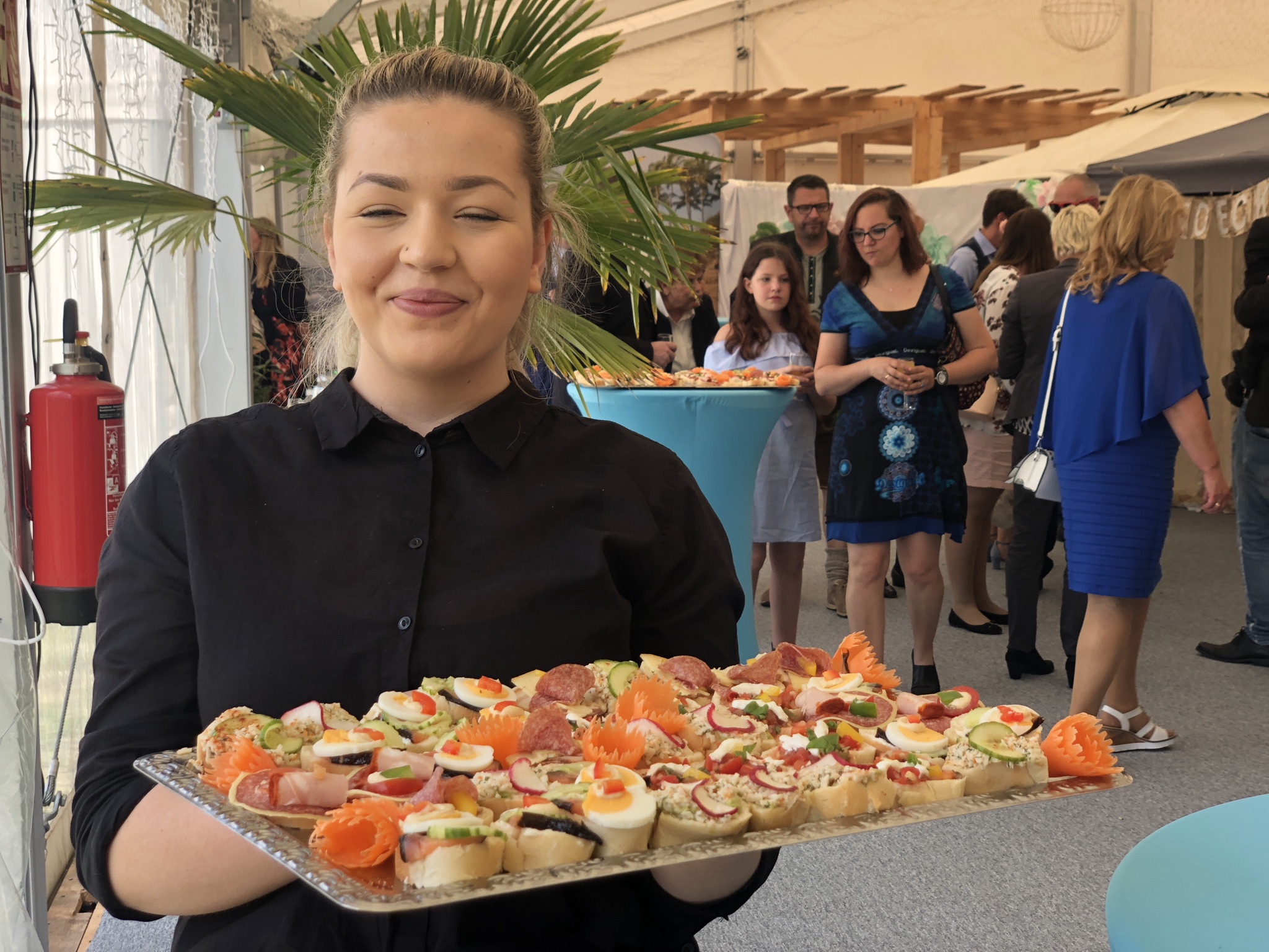 Canapés und Fingerfood vom Hochzeits Catering mit Servicepersonal bei Flasch City hochzeitslocation near st-marein-im-muerztal