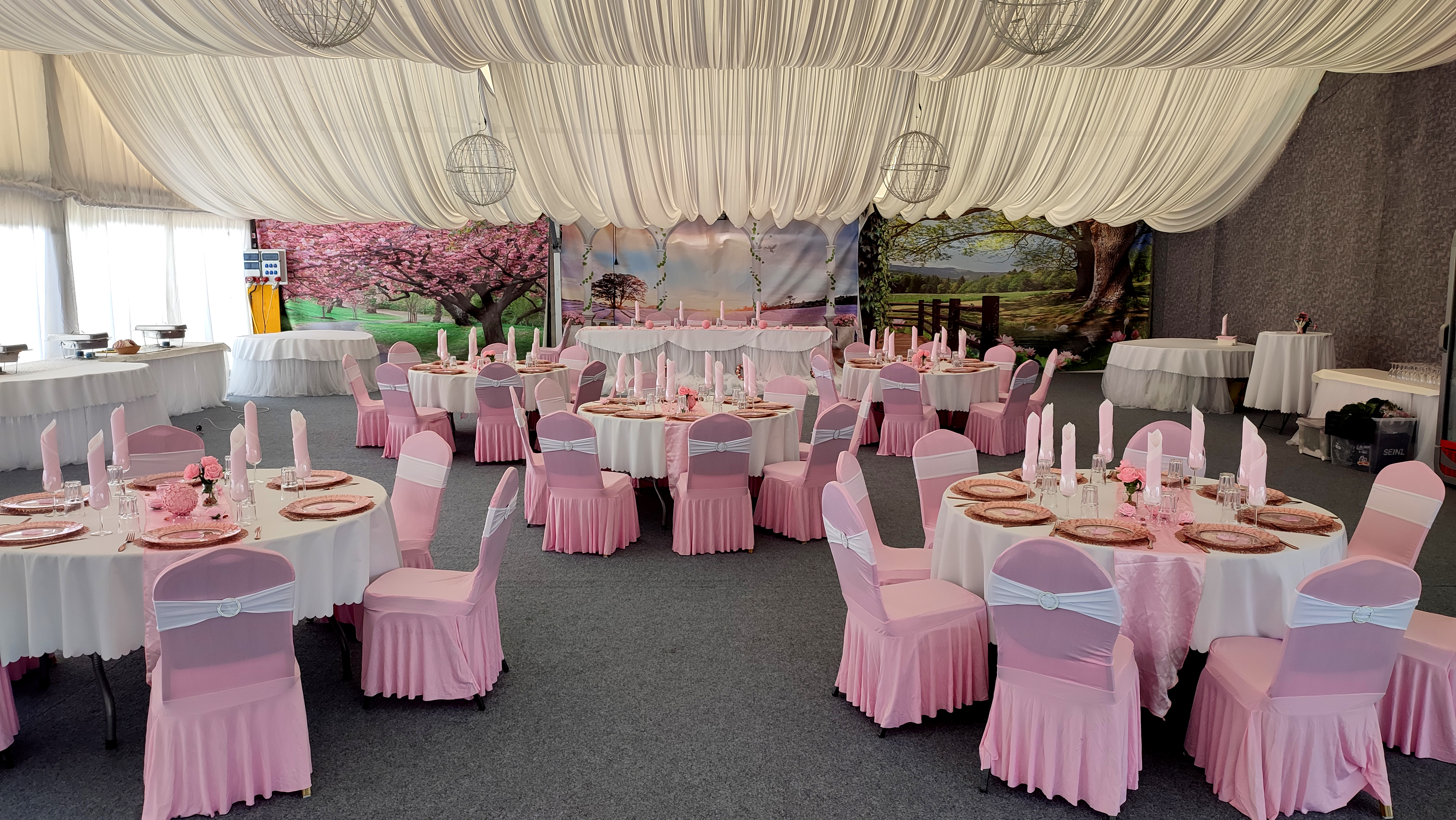 Hochzeitssaal mit rosa Tischdekoration und Bankettbestuhlung bei Flasch City hochzeitslocation near st-marein-im-muerztal