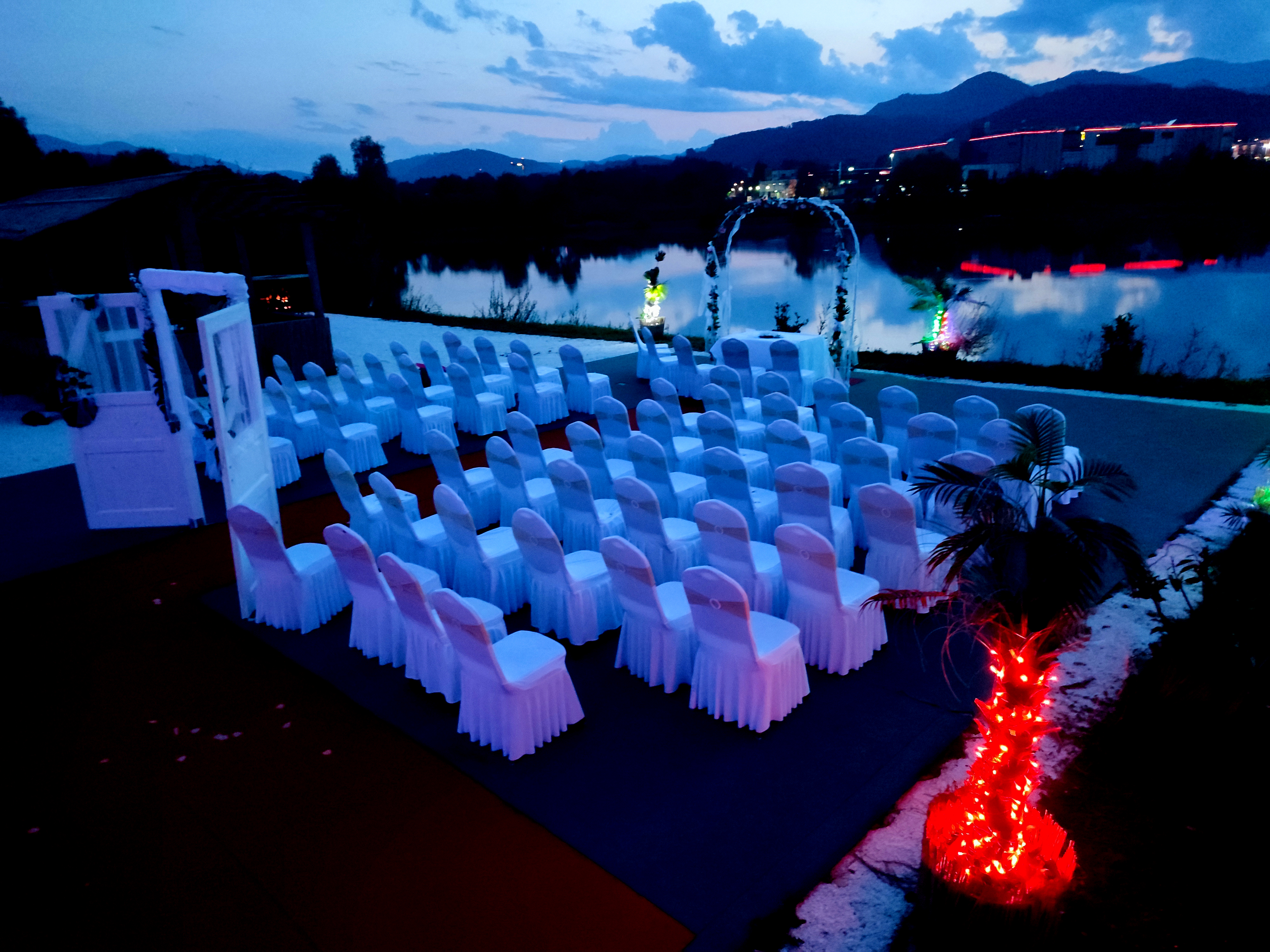Hochzeit Zeremonie am See am Abend mit Bestuhlung und Traubogen bei Flasch City hochzeitslocation near weststeiermark
