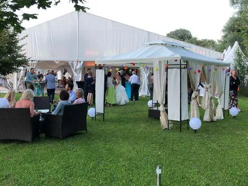 Außenlounge mit Zelten und Gästen bei Flasch City highway stop near graz mit Sitzbereichen und Rastplatzanlage