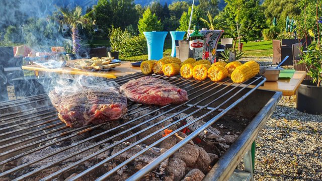 Steaks und Mais auf dem Grill beim Outdoor BBQ bei Flasch City highway stop near stuhleck