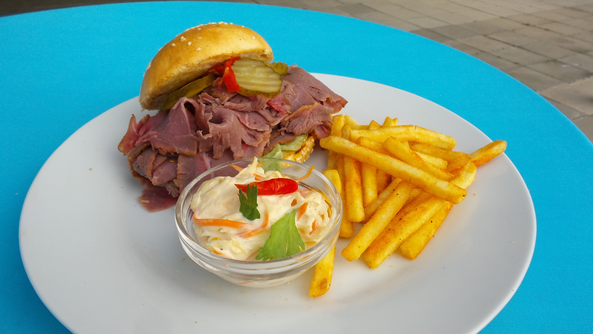 Roastbeef Sandwich mit Pommes und Coleslaw im Restaurant-Cafe am Badesee bei Flasch City near St. Marein im Mürztal