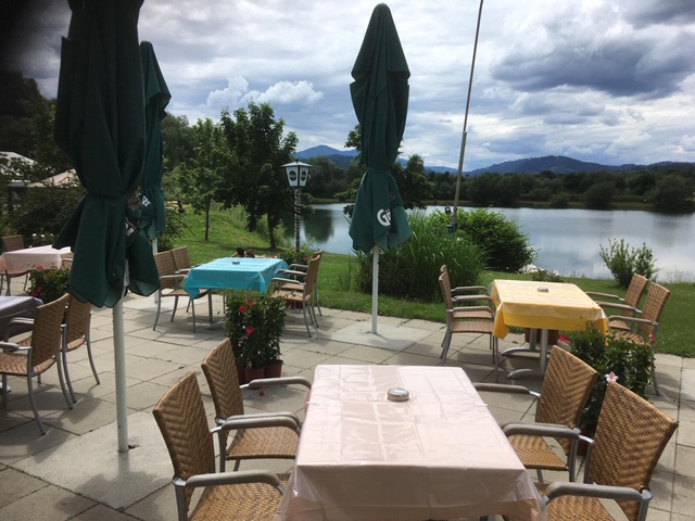Aussenbereich der Restaurant-Cafe Terrasse am Badesee bei Flasch City near St. Marein im Mürztal mit Sitzplaetzen und Blick auf den See
