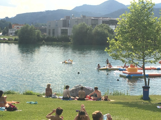 Menschen entspannen und schwimmen am Badesee bei Flasch City near Müller  Kapfenberg und genießen sommerliche Aktivitäten am Wasser