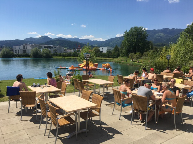 Restaurant Terrasse am See bei Flasch City highway stop near mcdonalds-st-lorenzen-im-muerztal mit Sitzplätzen und Gästen im Außenbereich