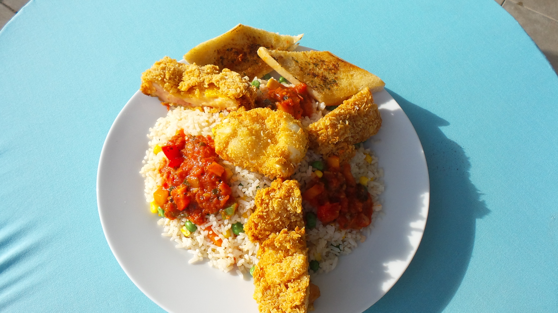 Knuspriger Fisch mit Reis, Gemüse, Tomatensauce und Knoblauchbrot bei Flasch City highway stop near mediamarkt-st-lorenzen