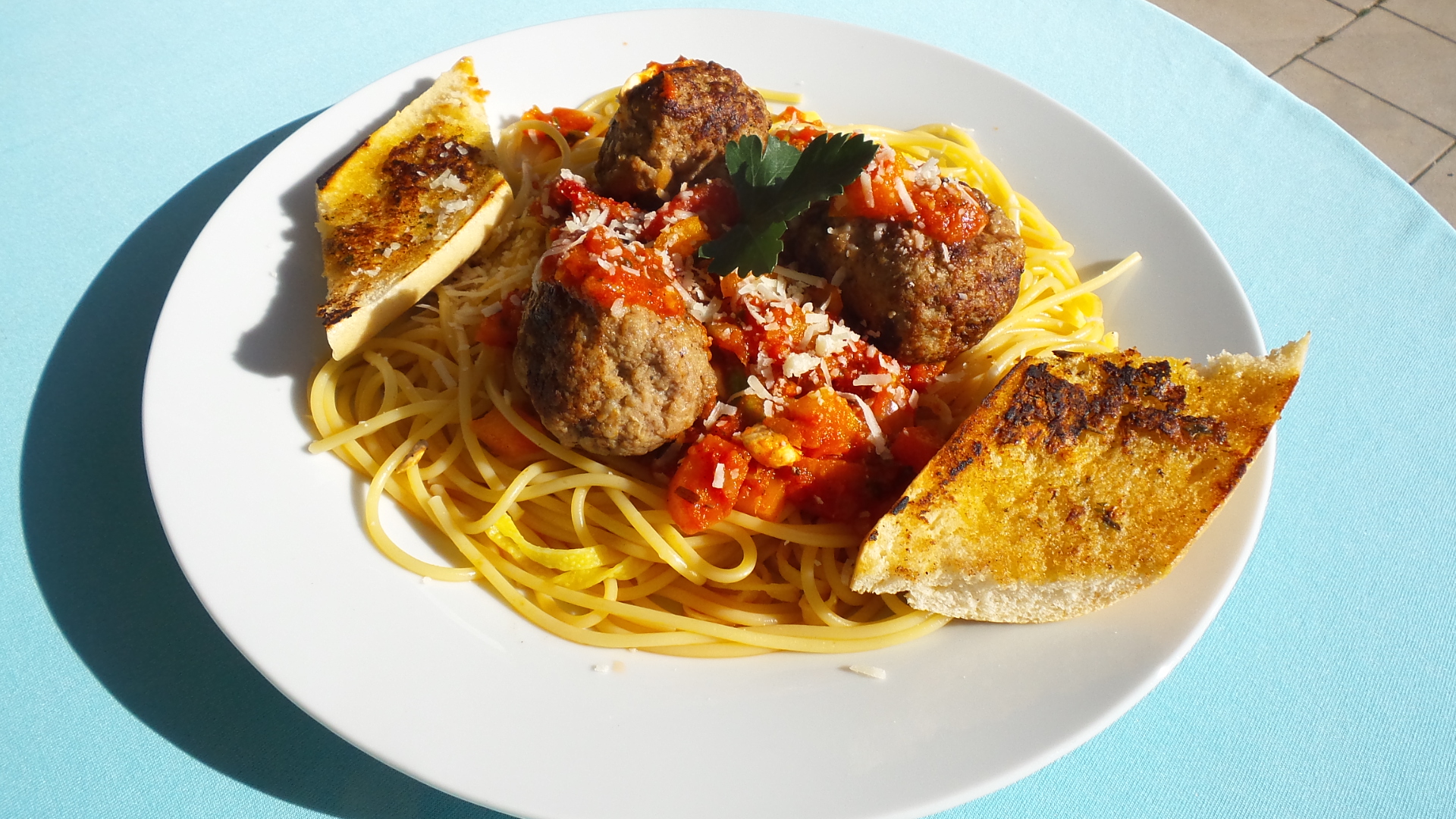 Spaghetti mit Fleischbaellchen, Tomatensauce und Knoblauchbrot zum Mitnehmen im Restaurant-Cafe bei Flasch City near bruck-an-der-mur, eine herzhafte Mahlzeit fuer unterwegs