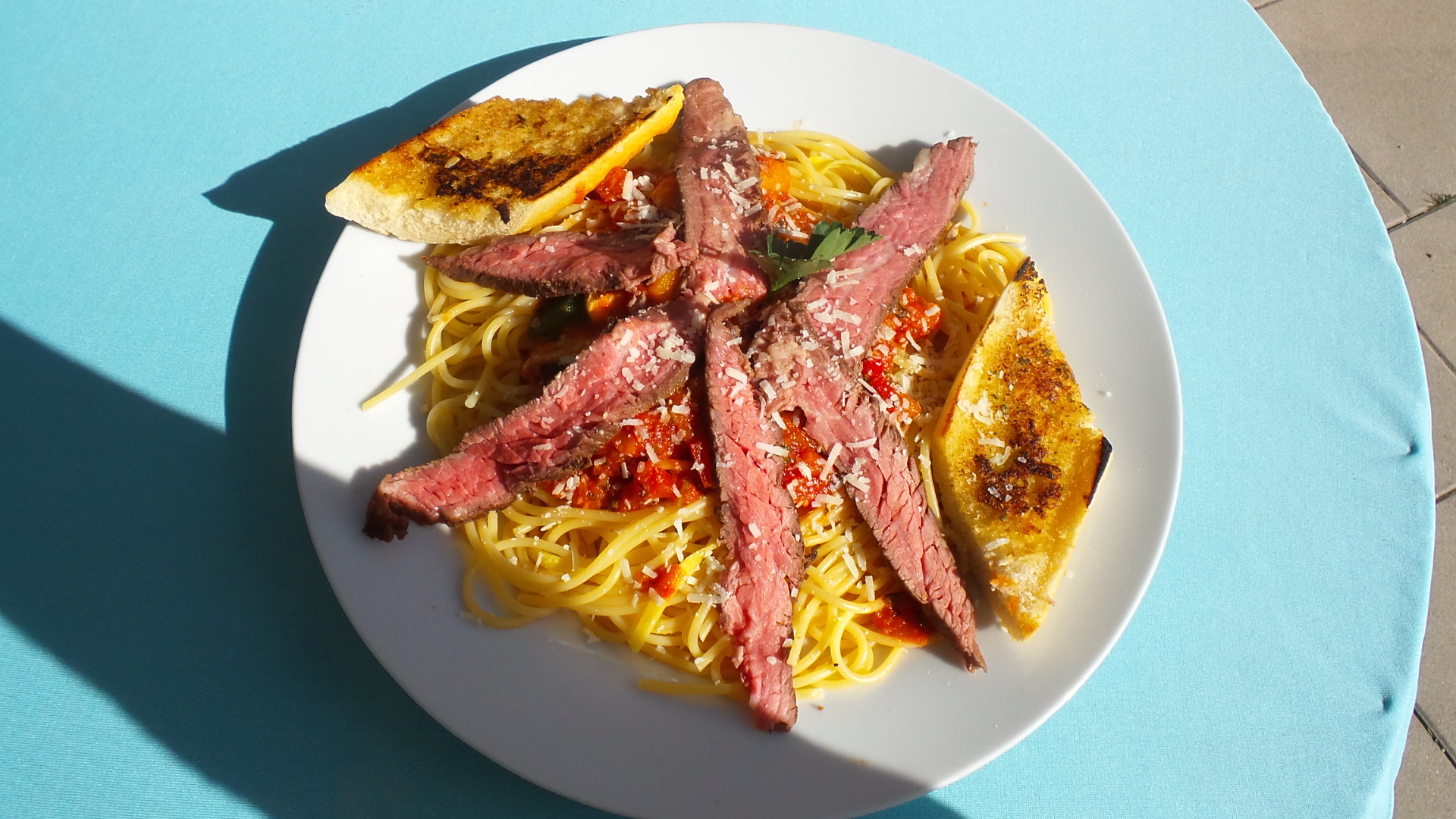 Spaghetti mit Steakstreifen, Tomatensauce und Knoblauchbrot zum Mitnehmen im Restaurant-Cafe bei Flasch City near st-marein-im-muerztal, ideal fuer unterwegs oder am Wasser