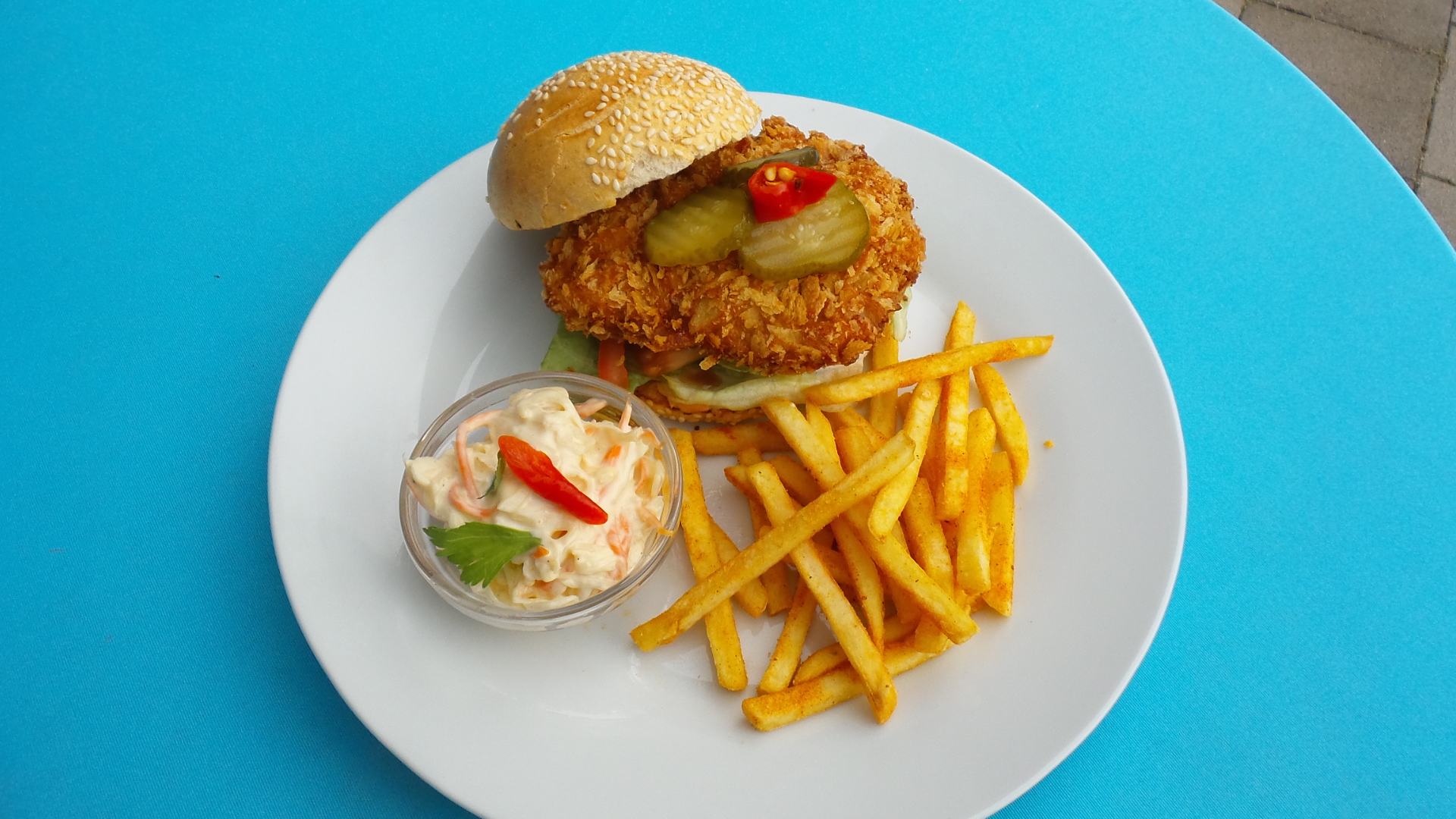 Knuspriger Haehnchenburger mit Pommes und Coleslaw zum Mitnehmen im Restaurant-Cafe bei Flasch City near deutschfeistritz-gratkorn, ideal zum Geniessen am Seeufer