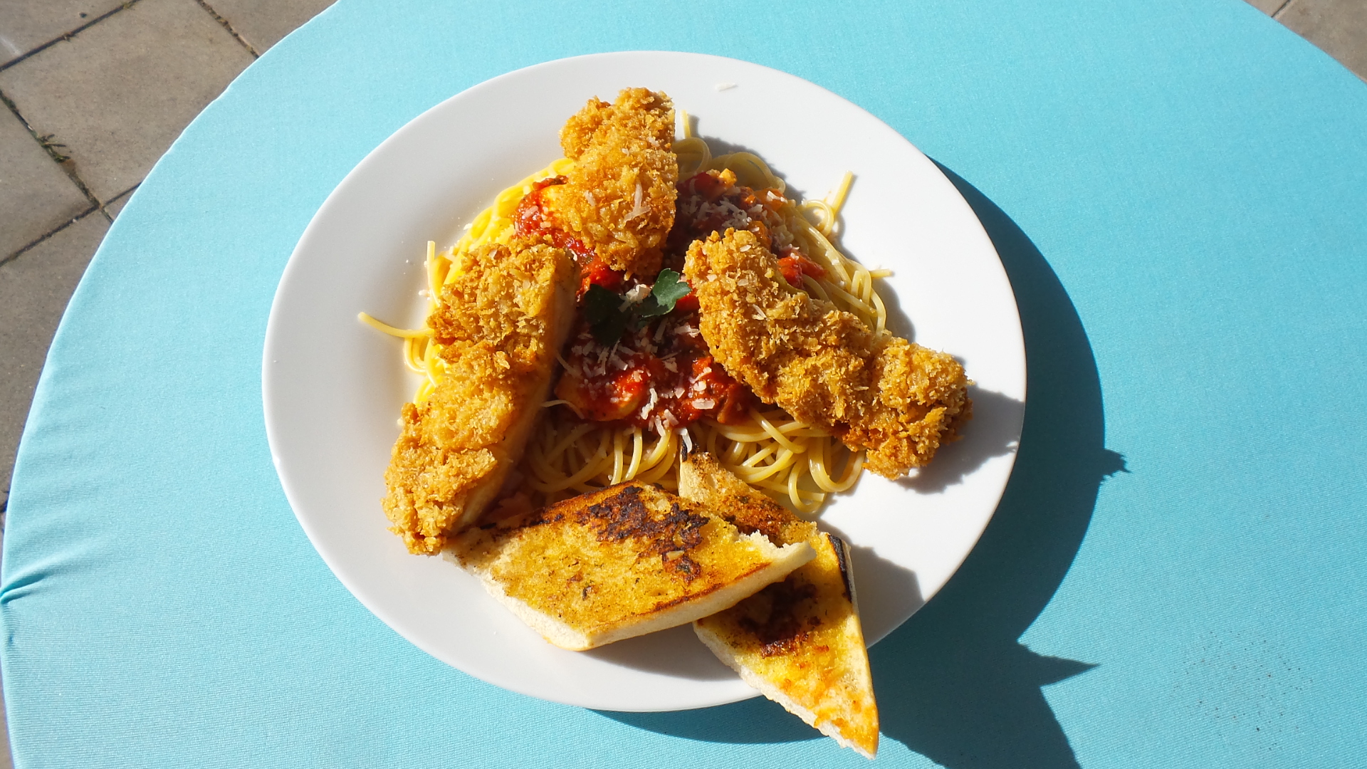 Spaghetti mit knusprigem Haehnchen, Tomatensauce und Knoblauchbrot zum Mitnehmen im Restaurant-Cafe bei Flasch City near wien, ideal fuer schnelles Essen im Freien