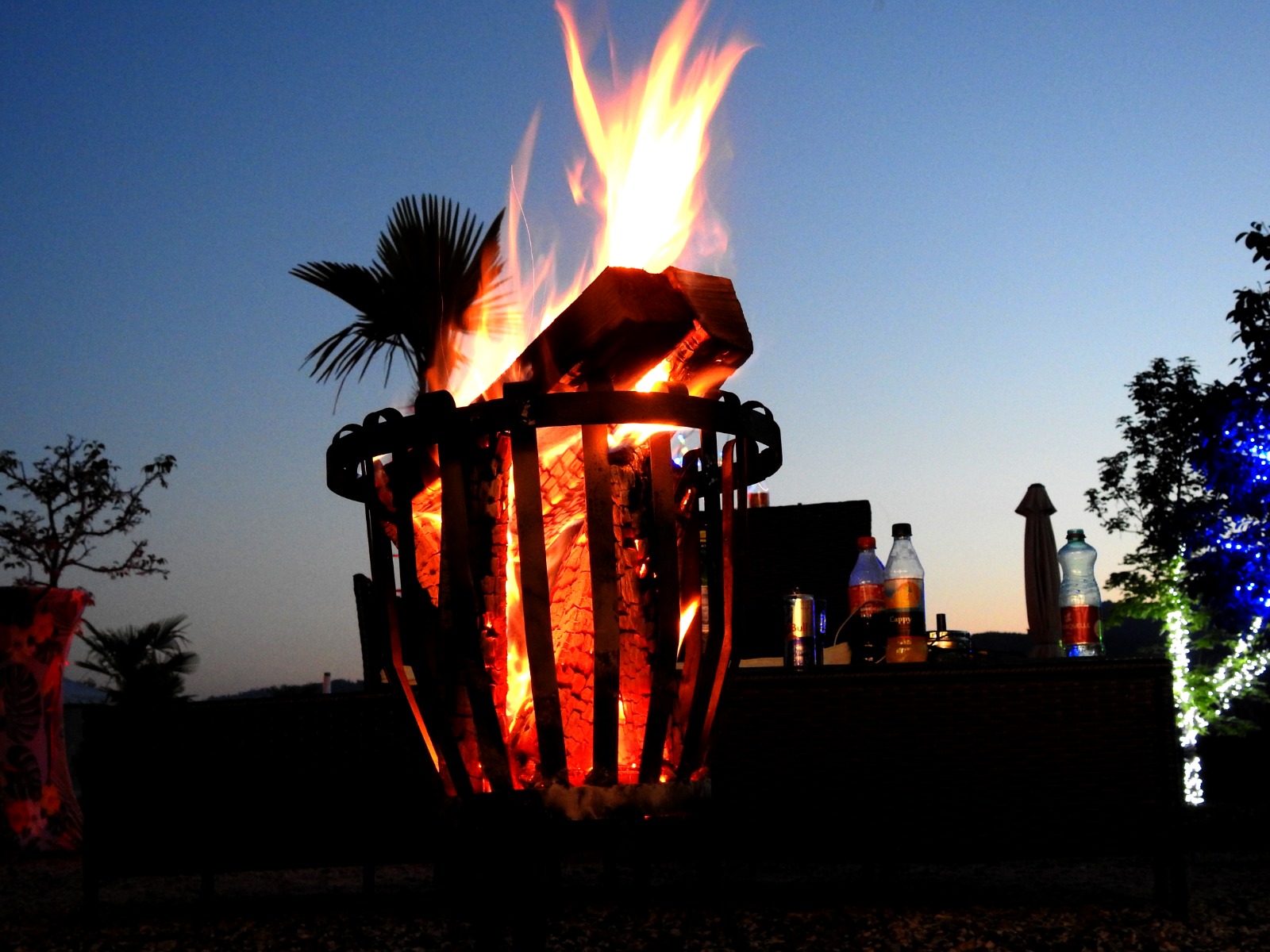 BBQ Feuerstelle mit stimmungsvoller Abend Atmosphaere im Flasch City grill-bbq restaurant-cafe near Kapfenberg