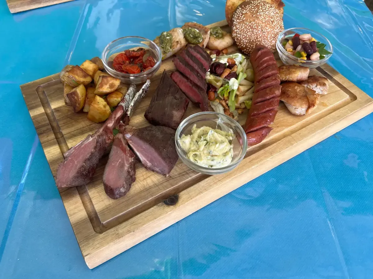 Premium BBQ Platte mit Steak Lamm und Wuerstel im Flasch City grill-bbq restaurant-cafe near steiermark