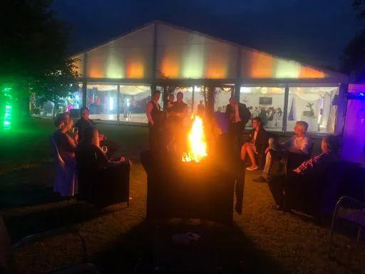 Abendliches BBQ Event mit Feuerstelle und Lounge Atmosphaere im Flasch City grill-bbq restaurant-cafe near steiermark