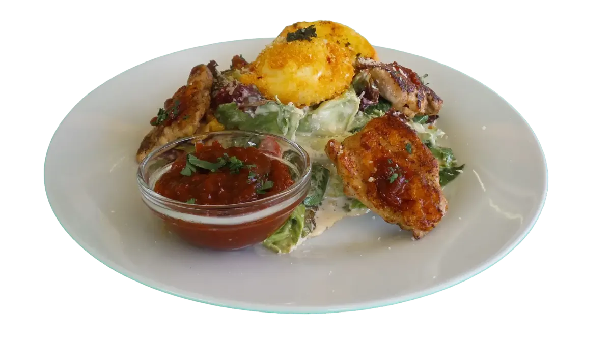 Gegrilltes Hähnchen mit Salat und BBQ Sauce im Flasch City grill-bbq restaurant-cafe