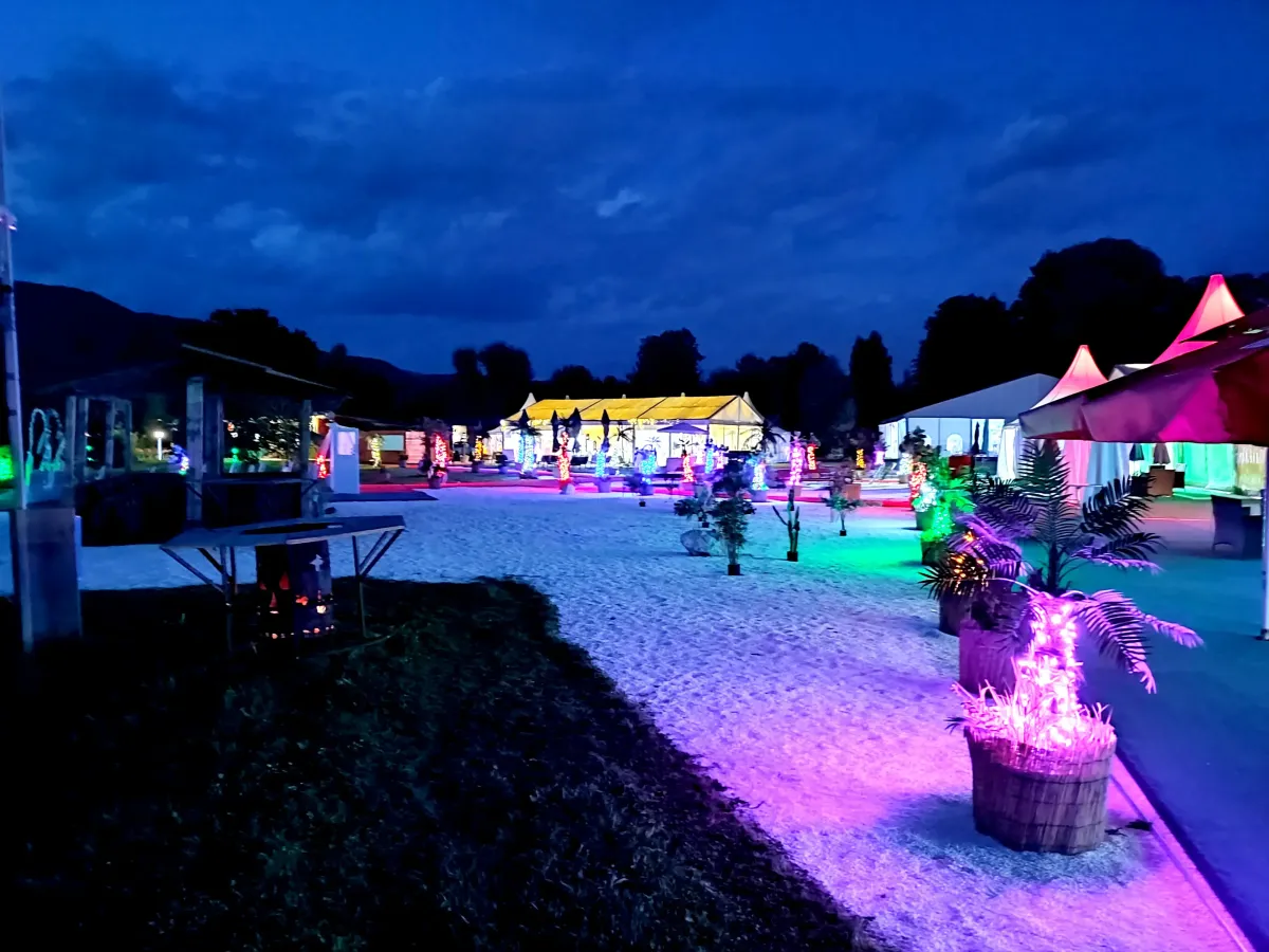 Beleuchteter Weg am Abend im Flasch City burger restaurant-cafe near obersteiermark Event Gelände