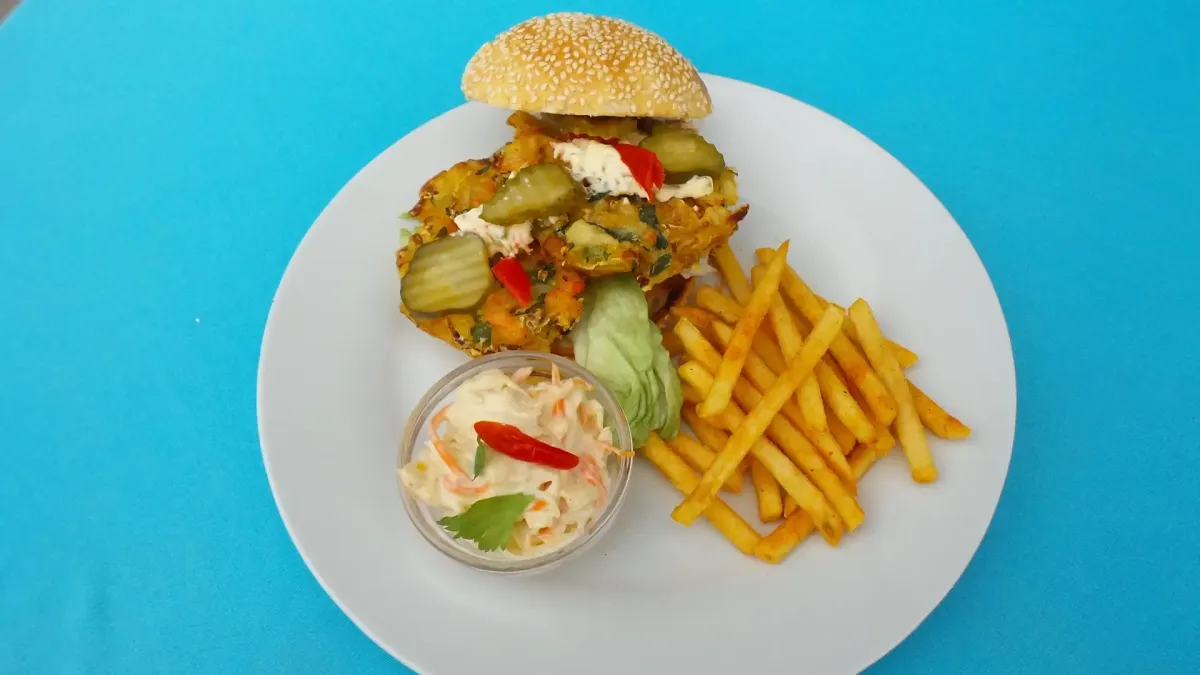 Vegetarischer Burger mit Gemüse-Puffer, Pommes und Coleslaw im Flasch City burger restaurant-cafe near gloggnitz