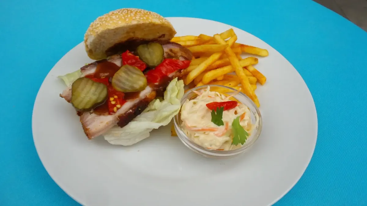 BBQ Pulled Pork Burger mit Gurken Pommes und Coleslaw im Flasch City burger restaurant-cafe near steiermark rauchiger Burger