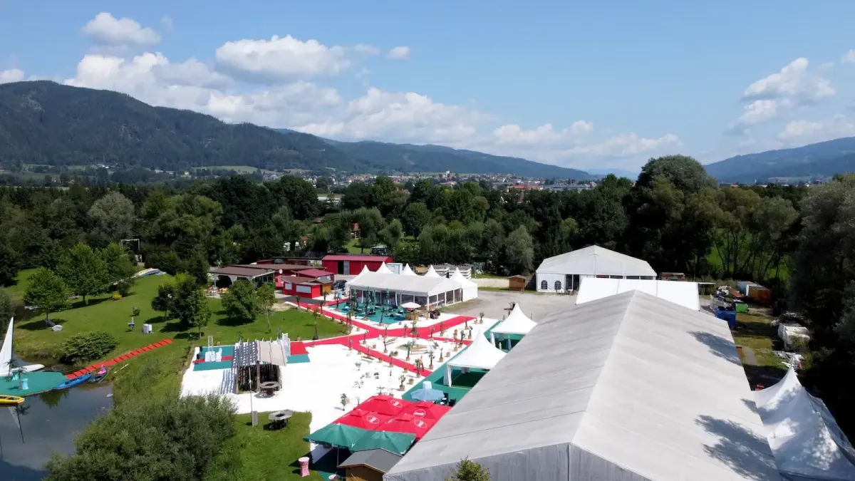 Uebersicht der grossen Anlage mit Eventbereich im Flasch City burger restaurant-cafe near obersteiermark