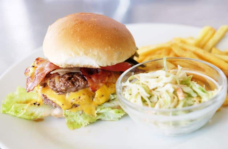 Cheeseburger mit Bacon und doppeltem Beef Patty, Pommes und Coleslaw im Flasch City burger restaurant-cafe near steiermark
