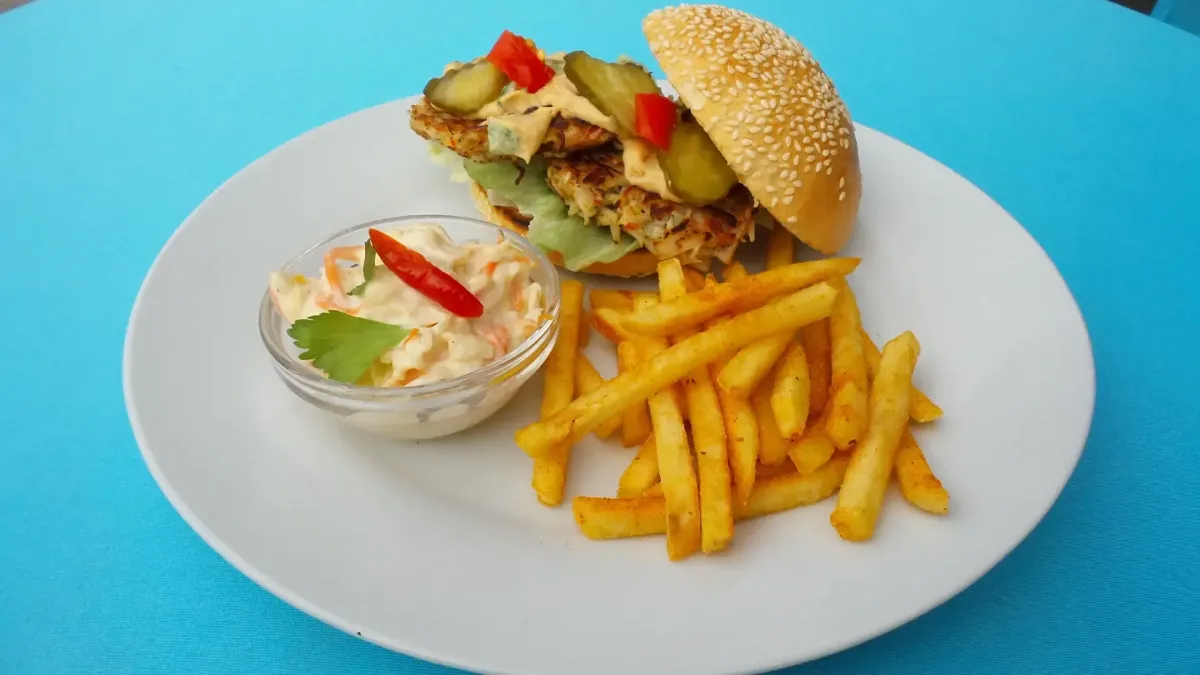 Vegetarischer Burger mit Veggie-Patty, Pommes und Coleslaw im Flasch City burger restaurant-cafe near obersteiermark Detailansicht