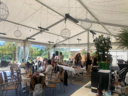 Gaeste im Innenbereich mit angenehmer Atmosphaere im Flasch City burger restaurant-cafe near steiermark