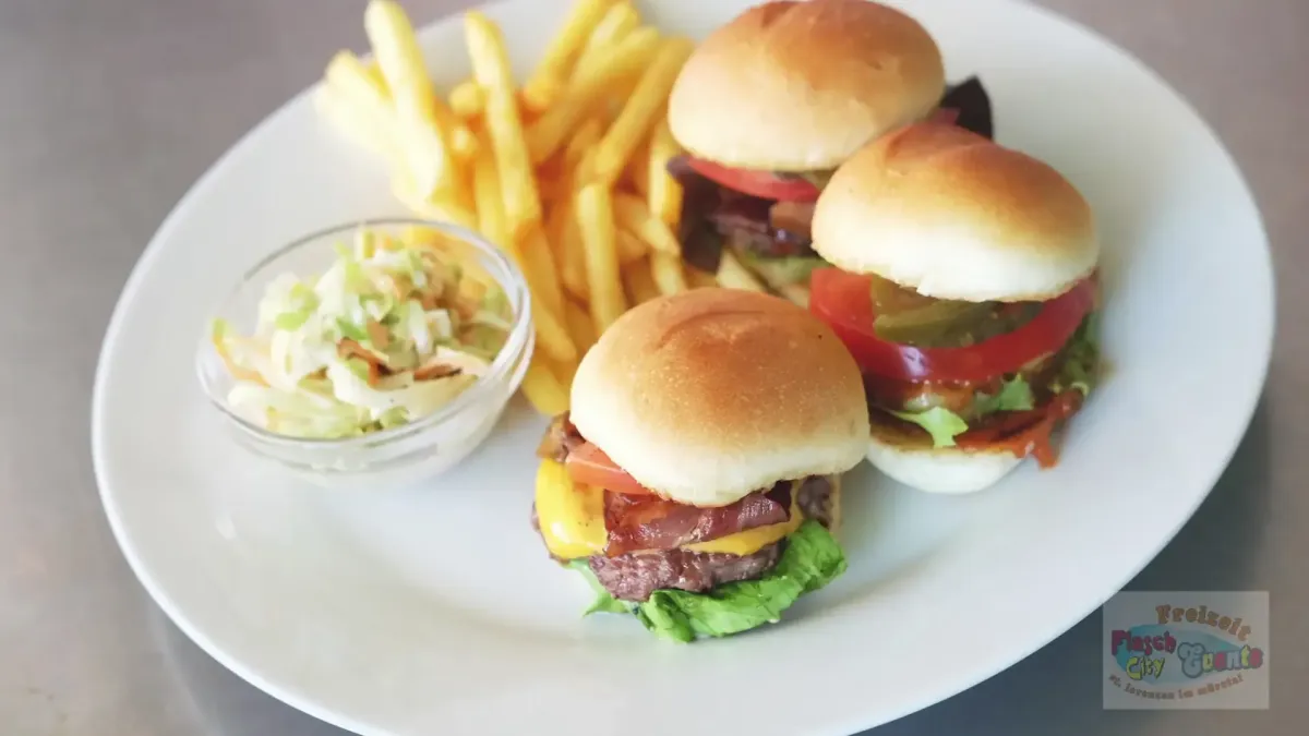 Mini Burger Slider mit Pommes und Coleslaw im Flasch City restaurant-cafe