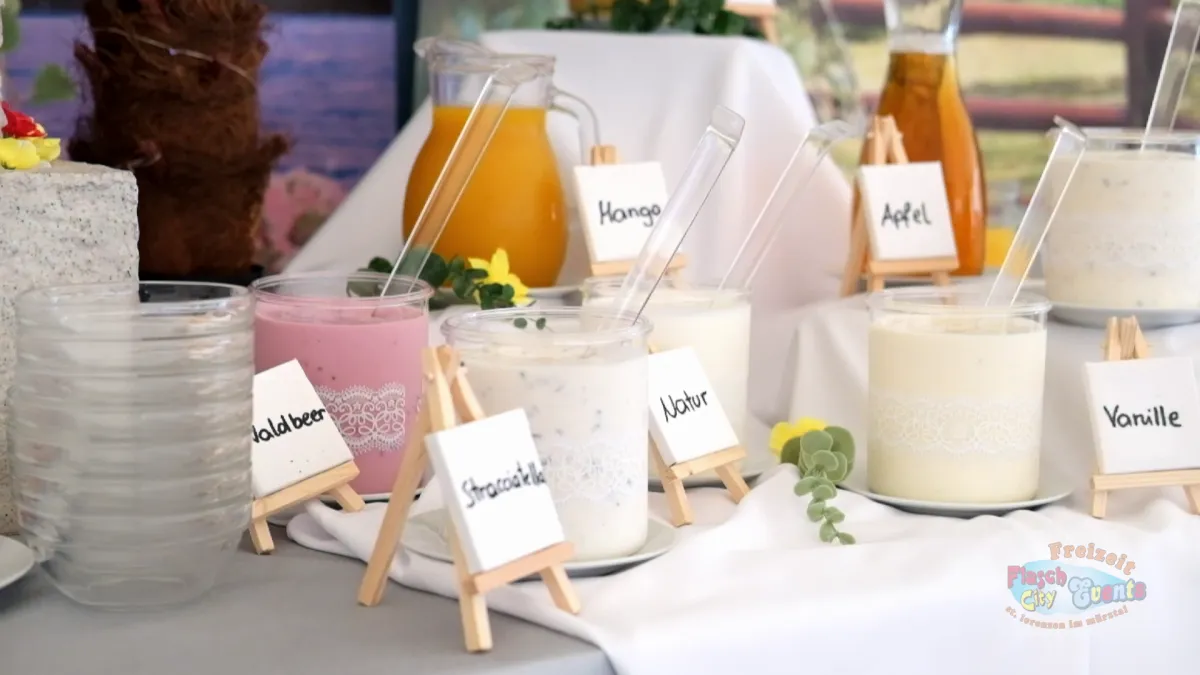Joghurt Bar mit frischen Saeften in einem Fruehstueck restaurant-cafe nahe Steiermark bei Flasch City