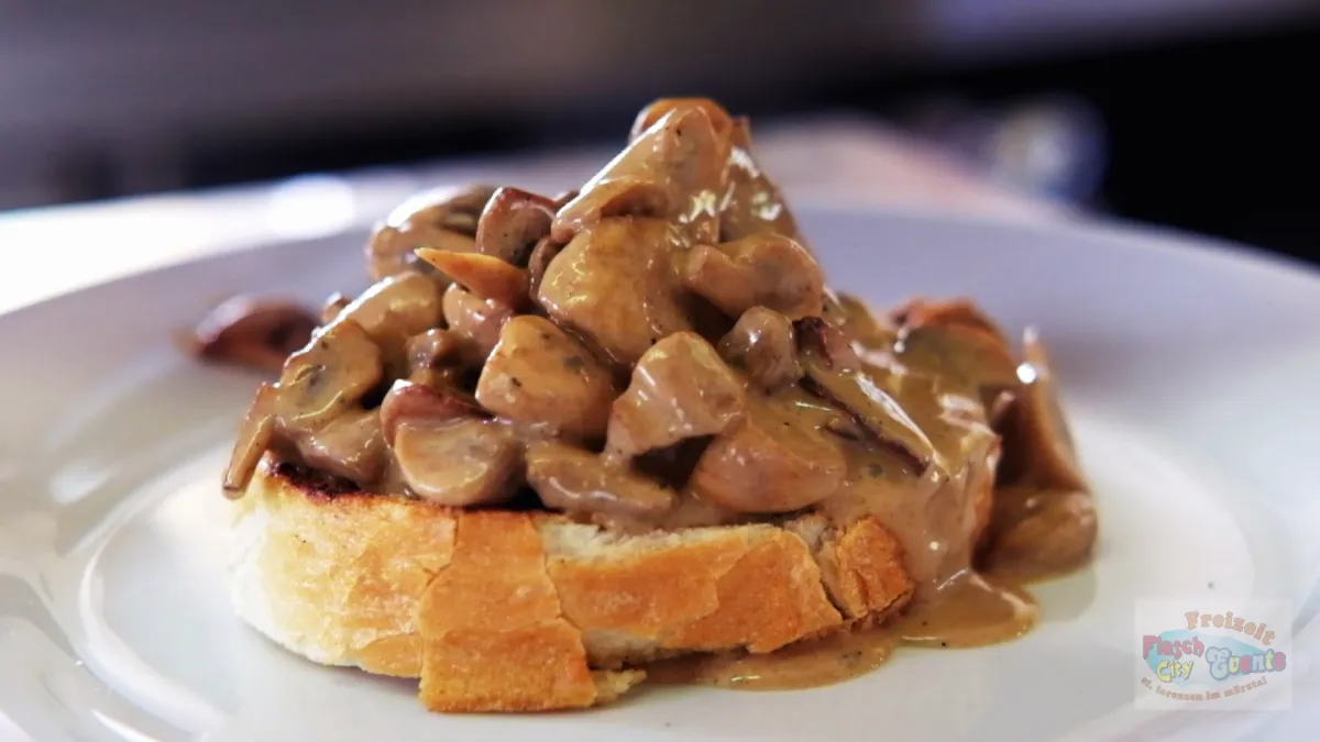 Herzhaftes Pilz Toast in einem Fruehstueck restaurant-cafe in Obersteiermark  bei Flasch City
