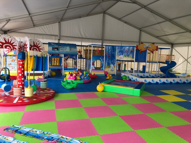 Grosser Indoor Spielbereich fuer Kinder beim familienfreundlichen Fruehstueck im restaurant-cafe nahe Steiermark bei Flasch City