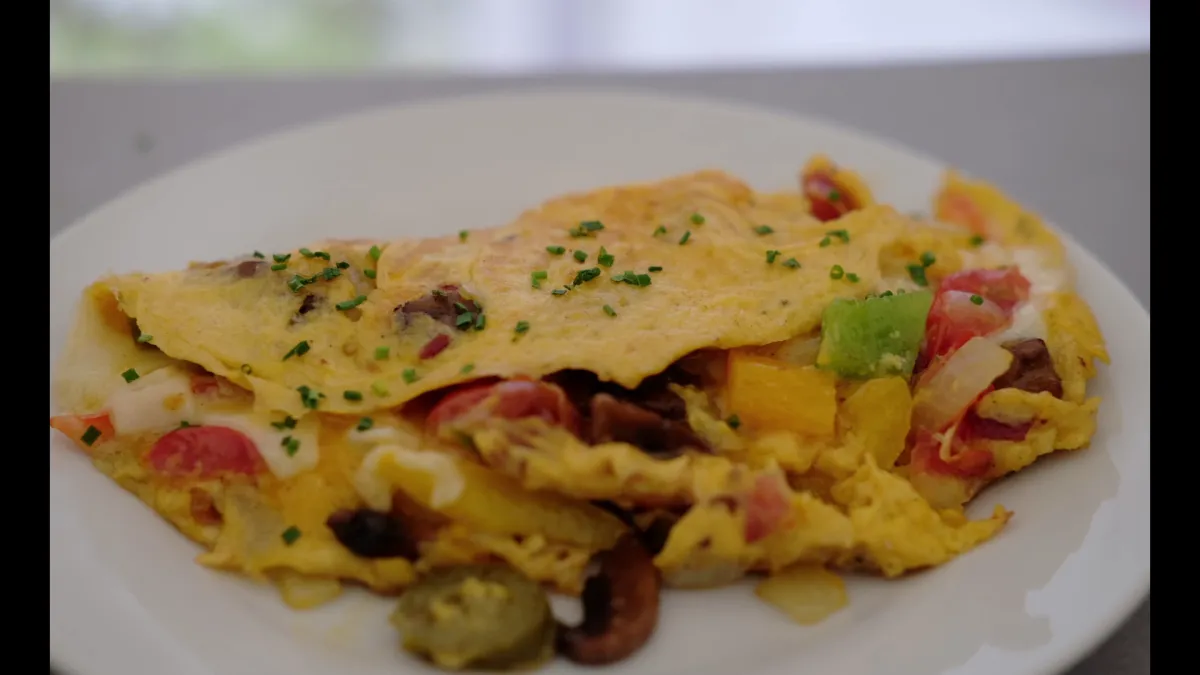 Herzhaftes Omelette mit Gemuese in einem Fruehstueck restaurant-cafe in Steiermark bei Flasch City