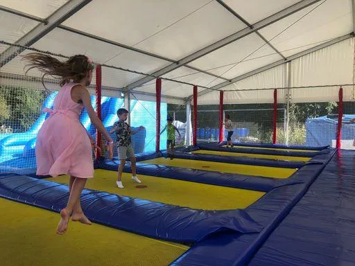 Kinder spielen im Trampolinbereich beim familienfreundlichen Fruehstueck im restaurant-cafe nahe Steiermark bei Flasch City