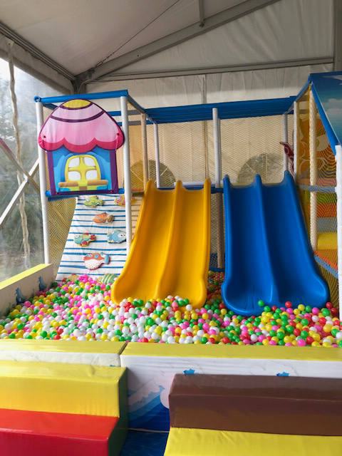 Indoor-Kinderspielbereich mit Rutsche und Bällebad im Flasch City steak restaurant-cafe near suedsteiermark