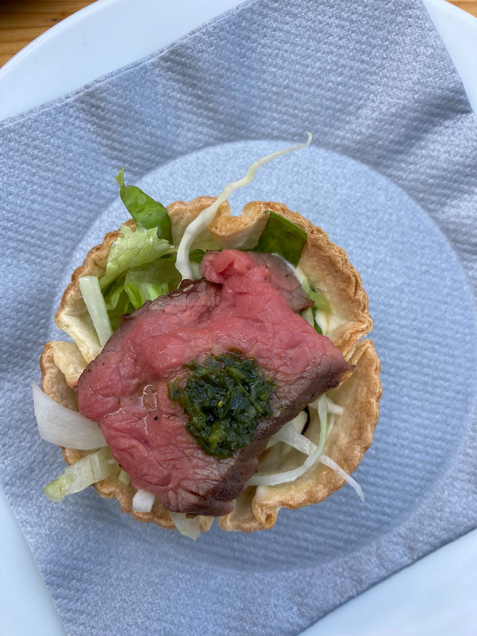 Kleine Steak-Vorspeise mit medium-rare Rindfleisch und Kräutern im Flasch City steak restaurant-cafe near nuenkirchen