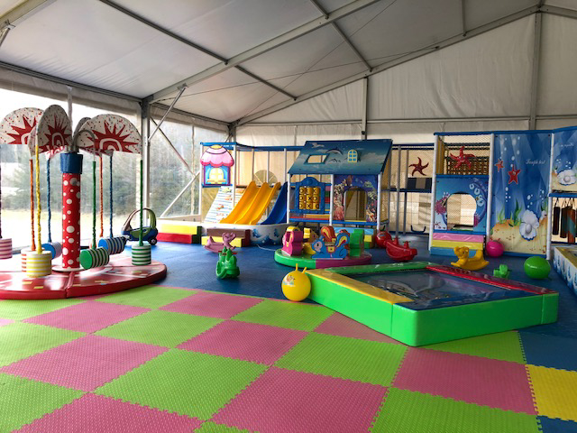 Bunter Indoor-Kinderspielplatz und Familienbereich im Flasch City steak restaurant-cafe near obersteiermark