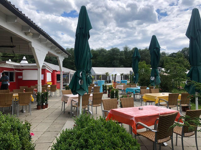 Außenterrasse mit Sitzplätzen im meeresfrüchte & forelle restaurant-cafe in Flasch City near Kapfenberg