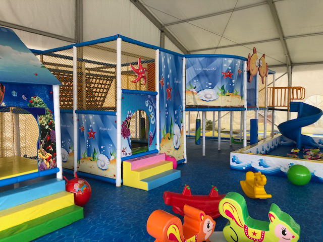 Indoor-Kinderspielplatz mit Rutsche und Kletterstruktur im meeresfrüchte & forelle restaurant-cafe in Flasch City