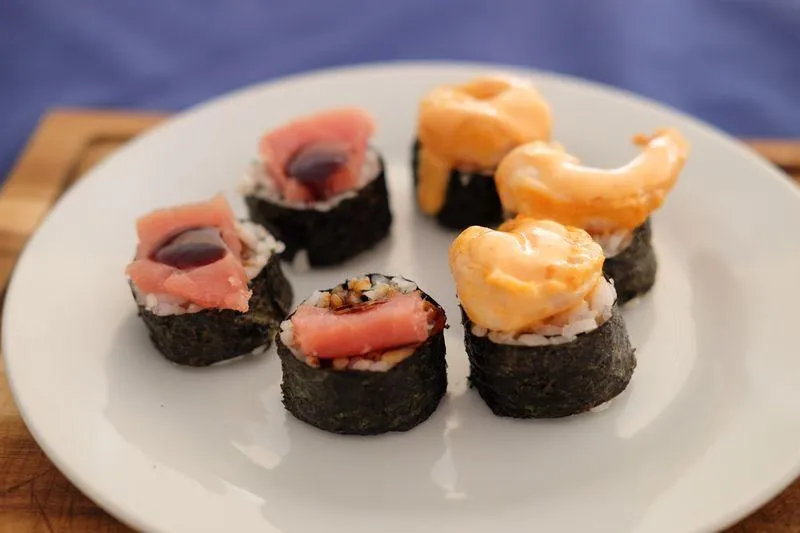Sushi-Rollen mit Garnelen und Thunfisch im meeresfrüchte restaurant-cafe in Flasch City near Steiermark