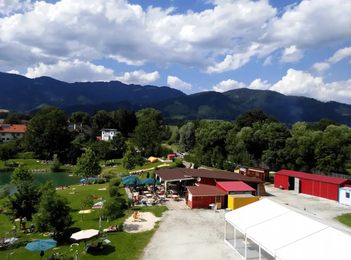 Außenbereich mit Seeblick und Terrasse im meeresfrüchte & forelle restaurant-cafe in Flasch City near Steiermark, umgeben von Bergen und Natur
