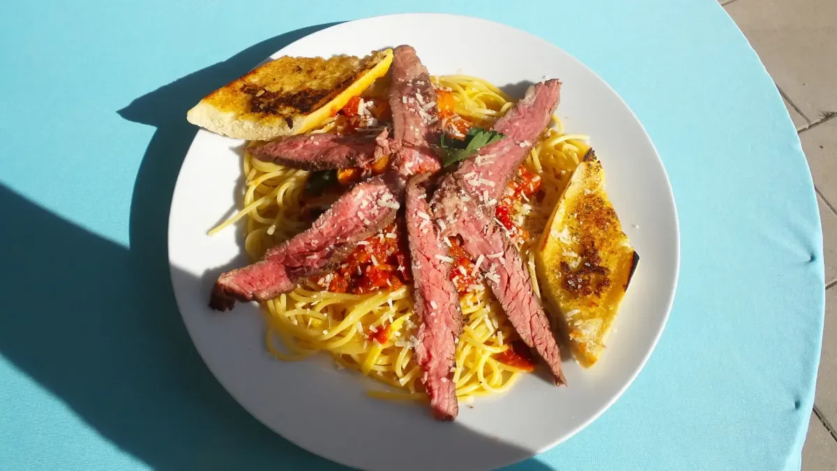 Spaghetti mit geschnittenem Rindfleisch und Tomatensauce im Restaurant-Café für Reisebusse & große Gruppen in Flasch City