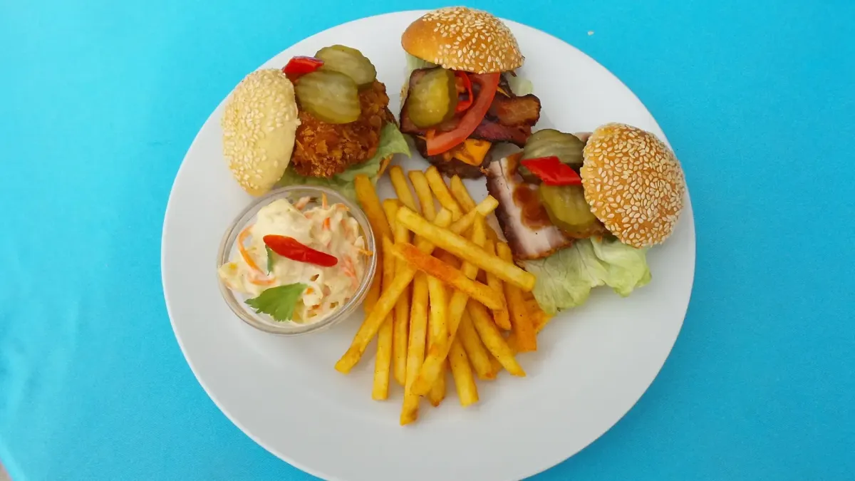 Burger-Menü mit Pommes als Catering in der Flasch City Veranstaltungslocation nahe Hochsteiermark 