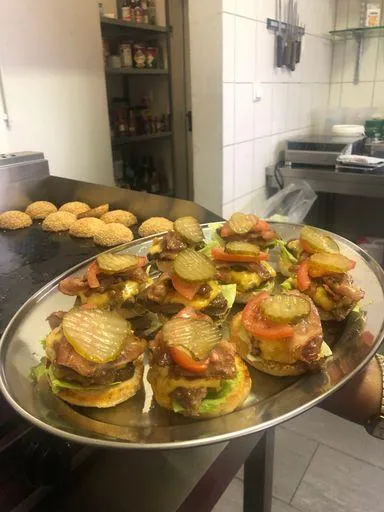 Mini Burger Catering in der Küche vorbereitet für ein Event bei der Flasch City Veranstaltungslocation nahe Kapfenberg