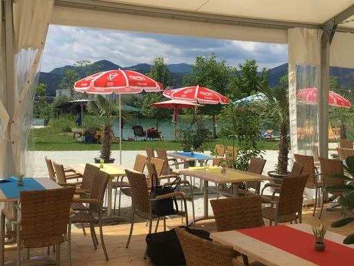 Überdachte Terrasse bei der Flasch City Veranstaltungslocation nahe Hochsteiermark  mit Blick auf den See