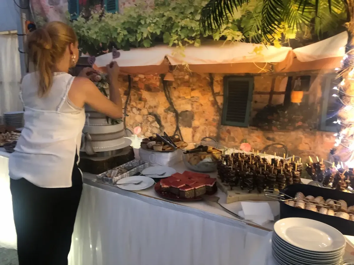 Dessertbuffet mit Kuchen und Süßspeisen in der Flasch City Partylocation near stuhleck