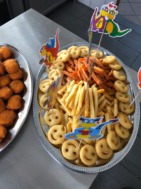 Kinder Party Snacks mit Smiley Pommes in der Flasch City Partylocation near kindberg