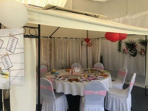 Runder dekorierter Tisch mit Ballons und Party-Setup für Kinder bei Flasch City Kindergeburtstag Location near steiermark
