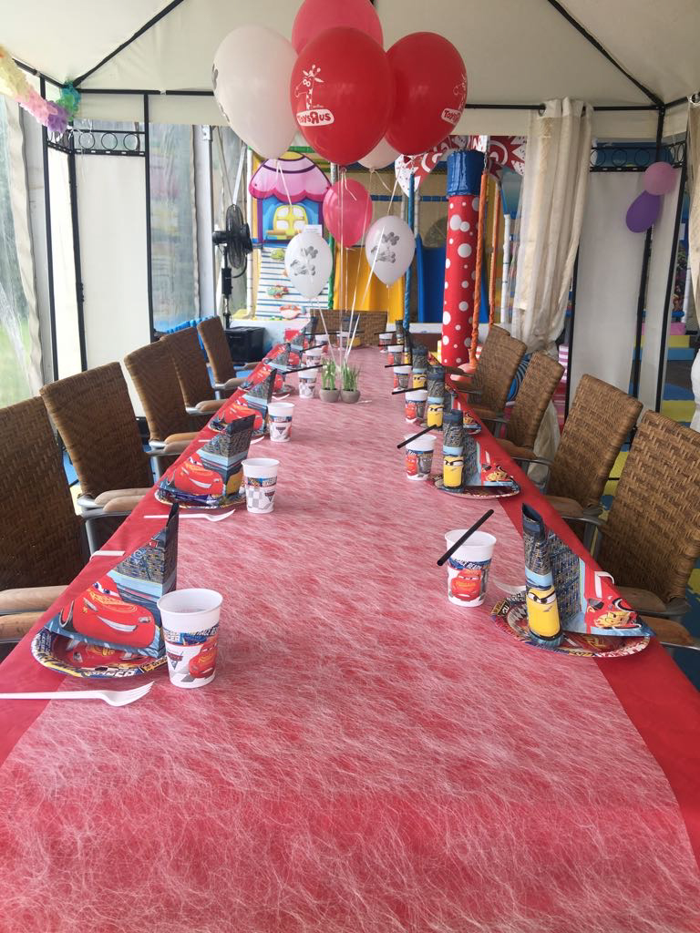 Dekorierter Kindergeburtstag Tisch mit Ballons und Themen-Setup bei Flasch City Kindergeburtstag Location near muerztal