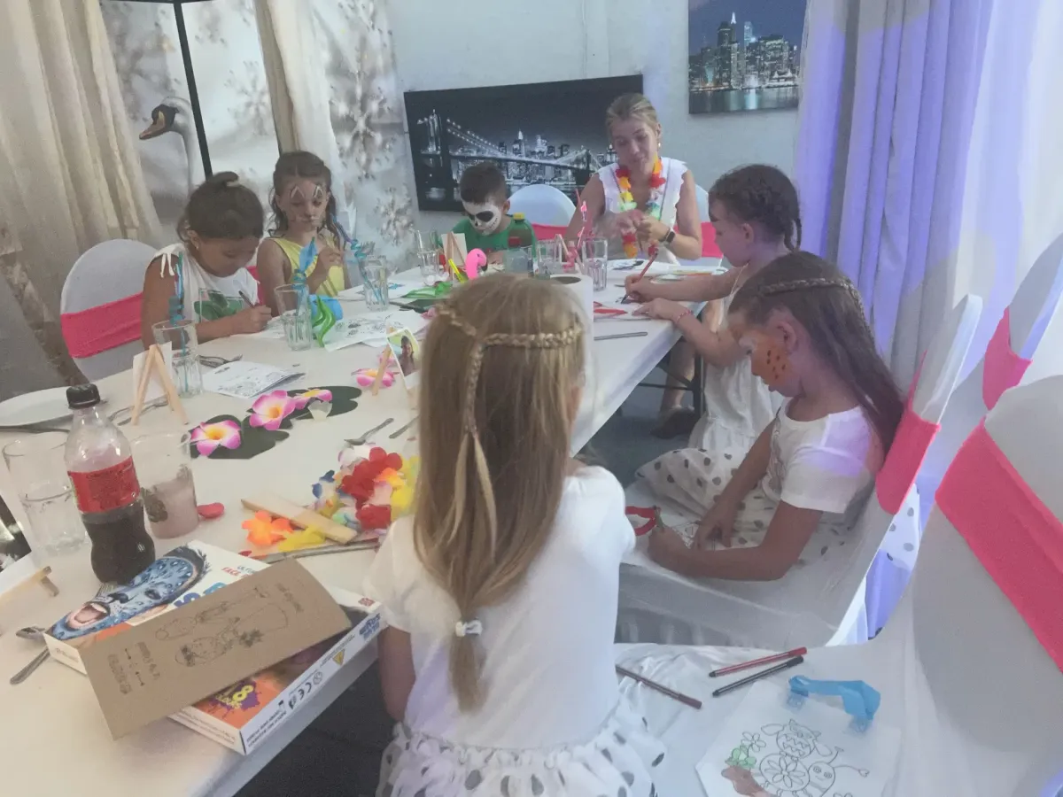 Kinder basteln und malen gemeinsam an einem dekorierten Tisch bei Flasch City Kindergeburtstag Location near hochsteiermark