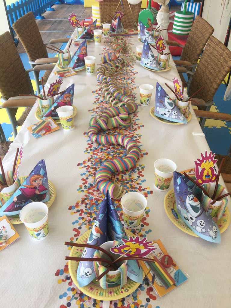 Dekorierter Kindergeburtstag Tisch mit Konfetti, Partyhüten und Themen-Setup bei Flasch City Kindergeburtstag Location near steiermark