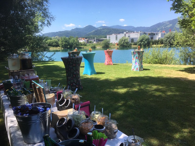 Outdoor Buffet am See für eine Kinderfeier bei Flasch City Kindergeburtstag Location near Kapfenberg