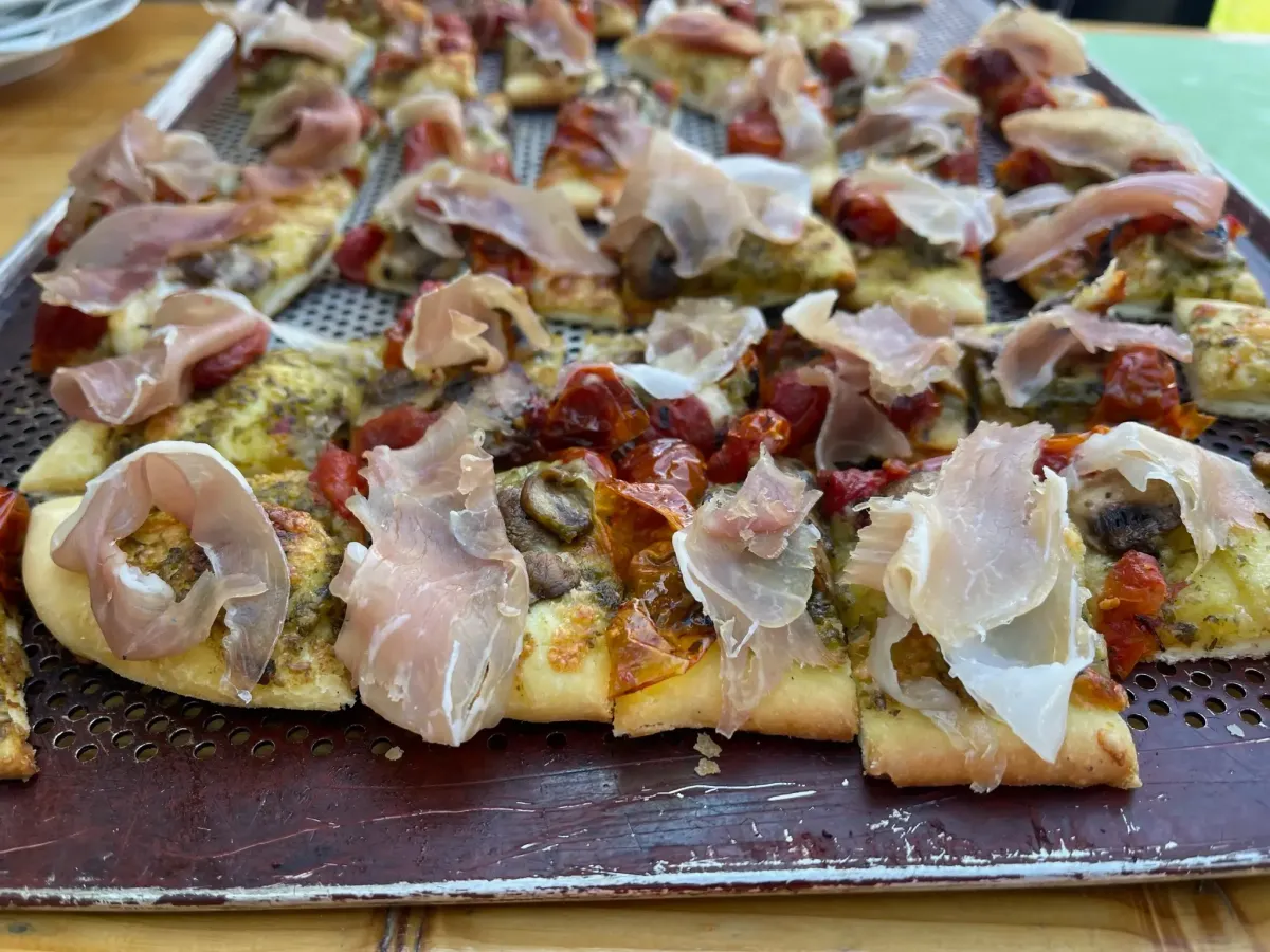Pizzastücke mit Prosciutto und Gemüse als Buffet Catering in der Flasch City Eventlocation near Gloggnitz